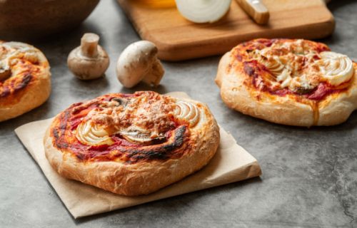 Mini pice sa tunjevinom i maslinama: Brz recept za ukusne zalogaje koje će svi obožavati