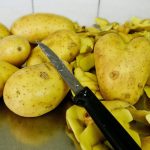 Štedi i vreme i ruke: Trik sa krupnom solju uz pomoću kojeg će mladi krompir biti očišćen očas posla