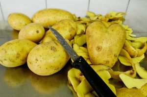 Štedi i vreme i ruke: Trik sa krupnom solju uz pomoću kojeg će mladi krompir biti očišćen očas posla