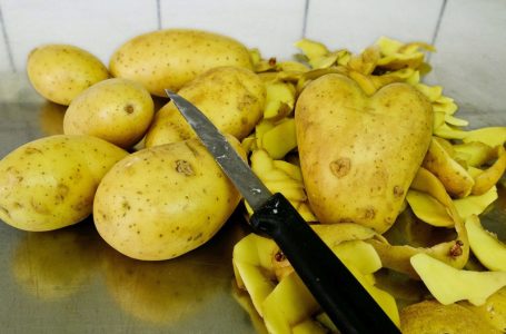 Štedi i vreme i ruke: Trik sa krupnom solju uz pomoću kojeg će mladi krompir biti očišćen očas posla