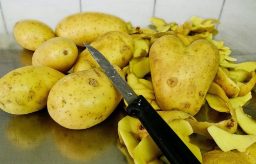 Štedi i vreme i ruke: Trik sa krupnom solju uz pomoću kojeg će mladi krompir biti očišćen očas posla