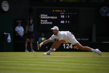 Novak “praši” na Vimbldonu: Đokoviću i drugi set protiv Francuza