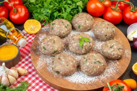 Hrskave kuglice od piletine u aromatičnom sosu: Sočan ručak koji će svi tražiti da napravite ponovo