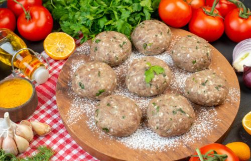 Hrskave kuglice od piletine u aromatičnom sosu: Sočan ručak koji će svi tražiti da napravite ponovo
