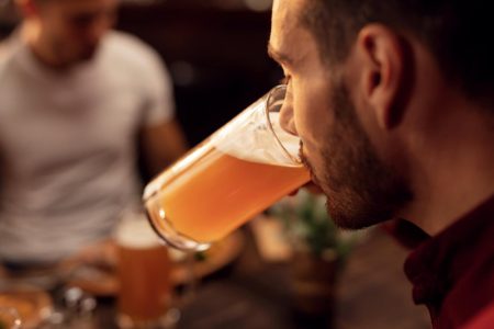 Pivo nije za svakoga: Ove grupe ljudi bi trebalo da ga izbegavaju zbog zdravlja