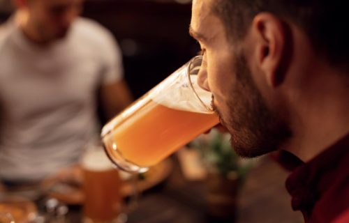 Pivo nije za svakoga: Ove grupe ljudi bi trebalo da ga izbegavaju zbog zdravlja