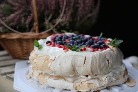 Puslica torta koja osvaja na prvi zalogaj: Kremasta poslastica sa orasima i nežnom korom