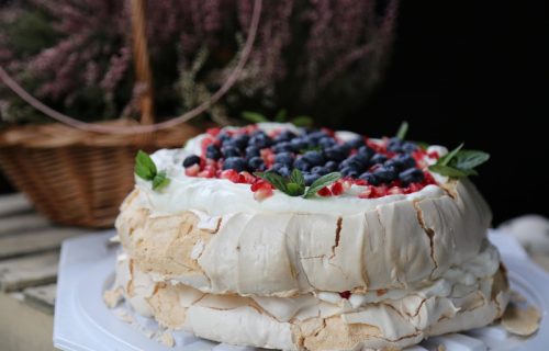 Puslica torta koja osvaja na prvi zalogaj: Kremasta poslastica sa orasima i nežnom korom