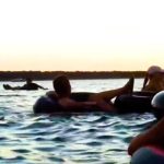 Bizaran letnji hit: Gledanje filma “Ajkula“, dok plutate na vodi, sa roniocima koji vas vuku za noge