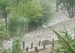 Nevreme tutnji Slovenijom: Oluja paralisala saobraćaj, došlo i do udesa, padao grad veličine lešnika (FOTO)