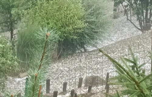 Nevreme tutnji Slovenijom: Oluja paralisala saobraćaj, došlo i do udesa, padao grad veličine lešnika (FOTO)