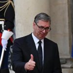 Vučića ispred Jelisejske palate dočekao Makron: Predsednik Francuske priređuje večeru za svetske lidere