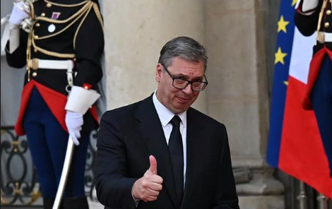 Vučića ispred Jelisejske palate dočekao Makron: Predsednik Francuske priređuje večeru za svetske lidere