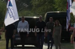 (UŽIVO) Vučić u Vladimirovcu: Veliki broj građana se okupio da dočeka predsednika (VIDEO)