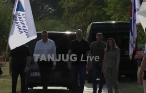 (UŽIVO) Vučić u Vladimirovcu: Veliki broj građana se okupio da dočeka predsednika (VIDEO)