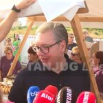 (UŽIVO) Vučić u Vladimirovcu: Veliki broj građana se okupio da dočeka predsednika (VIDEO)