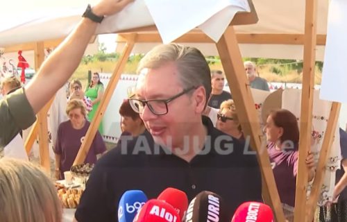 (UŽIVO) Vučić u Vladimirovcu: Veliki broj građana se okupio da dočeka predsednika (VIDEO)