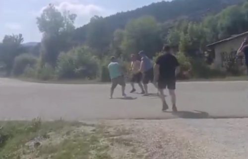 Srpski povratnici napadnuti kod Sanskog Mosta: Ministar iz RS zatražio hitnu reakciju vlasti (VIDEO)