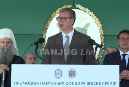 (UŽIVO) Vučić se obraća na promociji najmlađih oficira vojske: Predsednik uručio sablje najboljima (VIDEO)