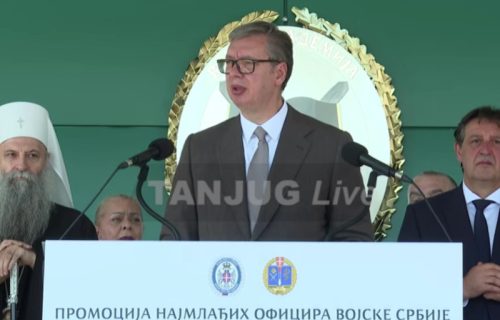 (UŽIVO) Vučić se obraća na promociji najmlađih oficira vojske: Predsednik uručio sablje najboljima (VIDEO)