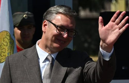 Vučić se obratio na promociji najmlađih oficira vojske: Predsednik uručio sablje najboljima (VIDEO)