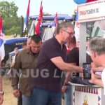 (UŽIVO) Vučić u Banovom Polju: Veliki broj građana se okupio i dočekao predsednika (VIDEO)