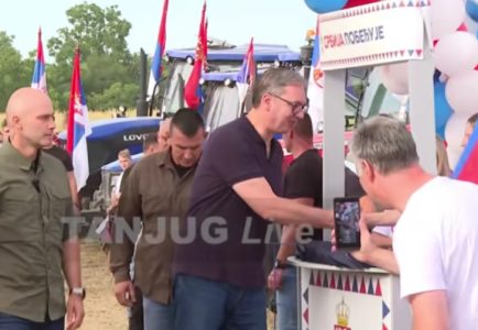 (UŽIVO) Vučić u Banovom Polju: Veliki broj građana se okupio i dočekao predsednika (VIDEO)