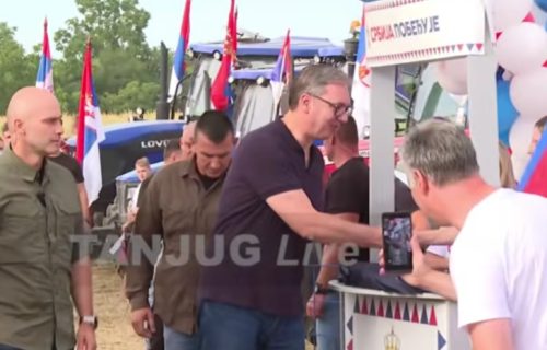 (UŽIVO) Vučić u Banovom Polju: Veliki broj građana se okupio i dočekao predsednika (VIDEO)