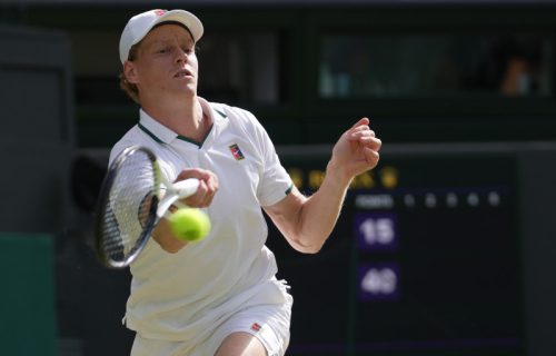 Prvi set pripao Sineru: Novak mora da juri preokret za finale Vimbldona
