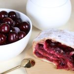 Kiselkaste višnje i crna čokolada u savršenom skladu: Recept za domaću štrudlu