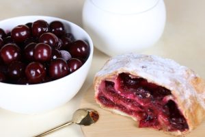 Kiselkaste višnje i crna čokolada u savršenom skladu: Recept za domaću štrudlu