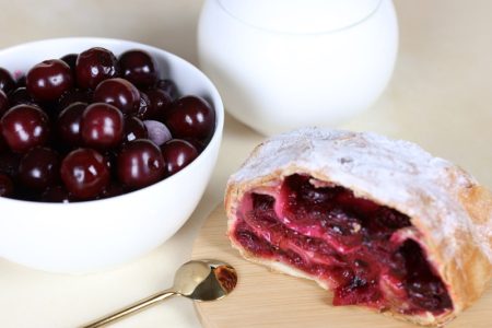 Kiselkaste višnje i crna čokolada u savršenom skladu: Recept za domaću štrudlu