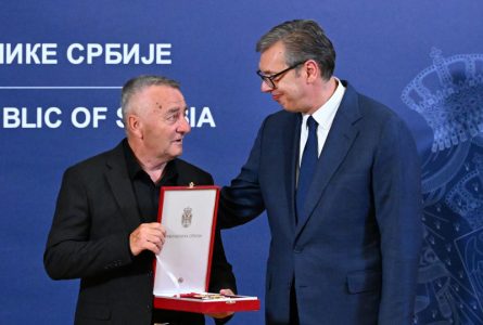 “Počivaj u miru Milovane, nećemo te zaboraviti”: Vučić na dodeli odlikovanja starijem vodniku Jovanoviću