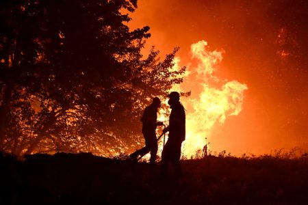 Vatra preti selima: Krit i Paros i dalje na udaru, novi požar buknuo usred noći