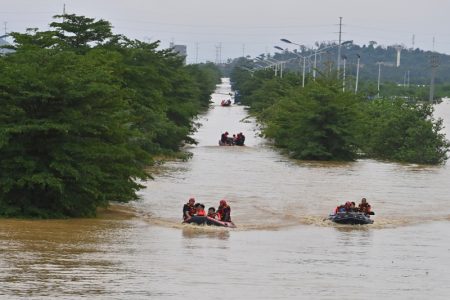 Velike poplave u Indiji odnele 50 života: 700.000 ljudi raseljeno, ulice pod vodom