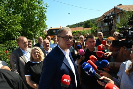 (UŽIVO) “Ovo znači život za ova sela, za ljude”: Vučić u obilasku radova na putu na jugu Srbije