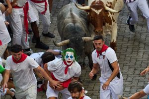 Bik proburazio trkača kroz lice: Horor u Pamploni na čuvenom festivalu (VIDEO)