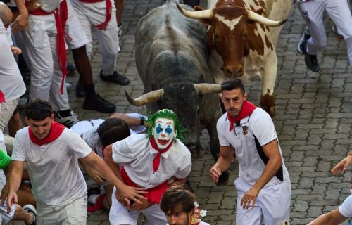 Bik proburazio trkača kroz lice: Horor u Pamploni na čuvenom festivalu (VIDEO)