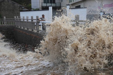 Tajfun Bavi udario u obalu kineske provincije: Evakuisano skoro 1,72 miliona ljudi (FOTO)