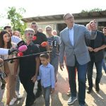 Vučić u Loznici obišao porodicu Todorović: Predsednik najavio velika ulaganja (VIDEO)