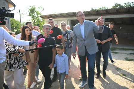 (UŽIVO) Vučić u Loznici u poseti porodici Todorović: Predsednik najavio velika ulaganja (VIDEO)
