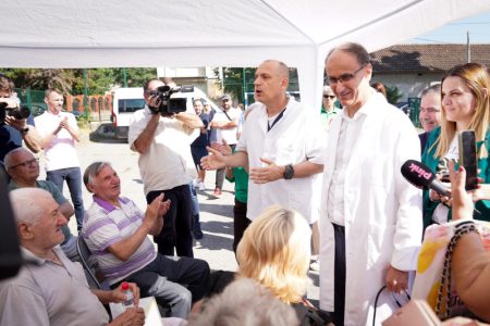 Macut i Lončar pregledali pacijente u mobilnoj ambulanti: “Ovo znači mnogo za Veliko Selo i druga mesta”