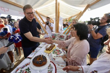Vučić u Vladimirovcu ponovo pozvao na dijalog: “Pobednička kampanja biće drugačija” (VIDEO)