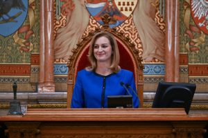 Žena preuzima vlast u Mađarskoj: Šefica parlamenta privremeno seda na stolicu predsednika države (FOTO)