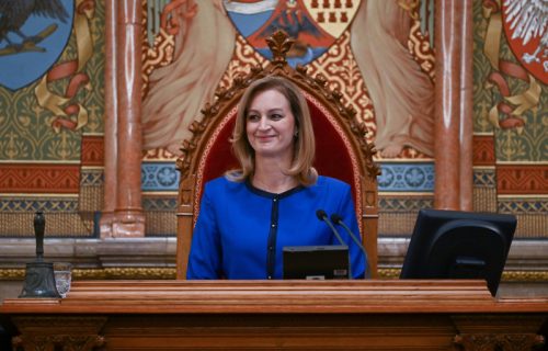 Žena preuzima vlast u Mađarskoj: Šefica parlamenta privremeno seda na stolicu predsednika države (FOTO)