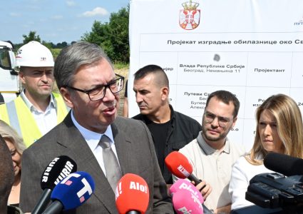 (UŽIVO) Vučić obilazi Svilajnac, predsednik poručio građanima: “Čuvaćemo radna mesta” (VIDEO)