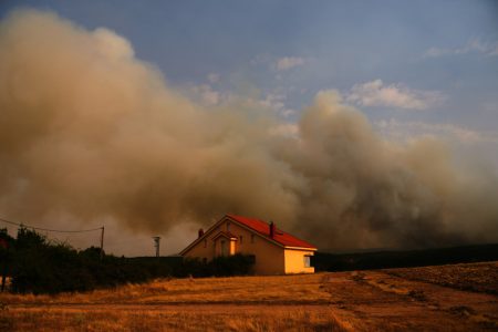 Više od 3.500 ljudi evakuisano zbog požara koji se nekontrolisano širi (FOTO)