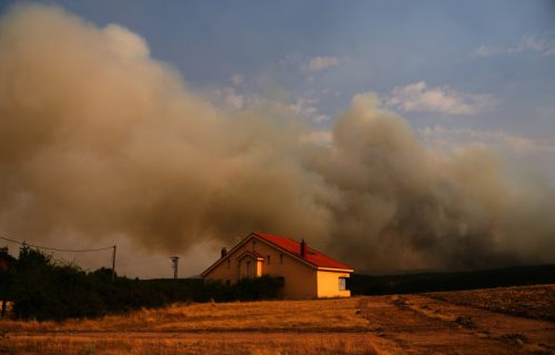 Više od 3.500 ljudi evakuisano zbog požara koji se nekontrolisano širi (FOTO)