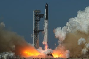 Raketa poletela iz Teksasa: SpejsEks lansirao Staršip u 13. probnom letu sa novim Starlink satelitima (VIDEO)