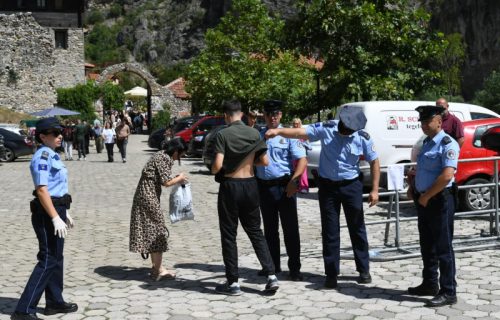 Policija tzv. Kosova pretresala vernike koji su došli da obeleže slavu: Drama ispred manastira Svetih arhangela